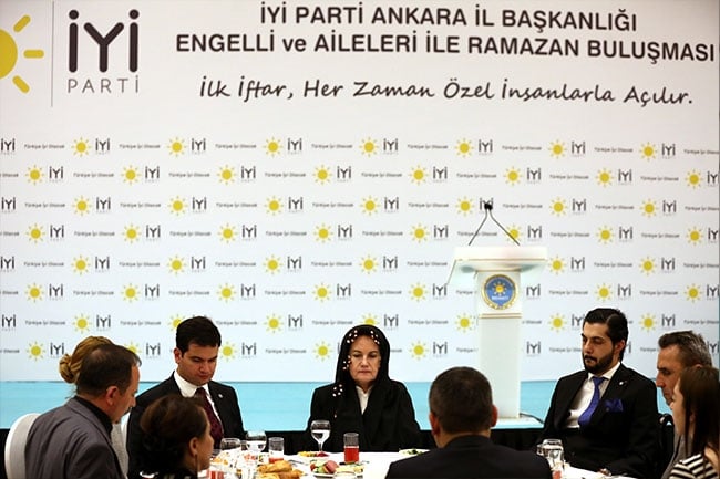 Akşener, engelli vatandaşlarla iftar yaptı 10