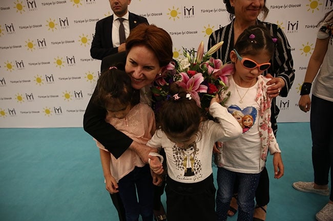 Akşener, engelli vatandaşlarla iftar yaptı 12