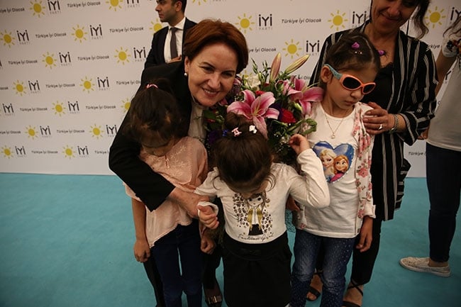 Akşener, engelli vatandaşlarla iftar yaptı 13