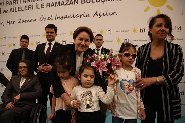 Akşener, engelli vatandaşlarla iftar yaptı 3