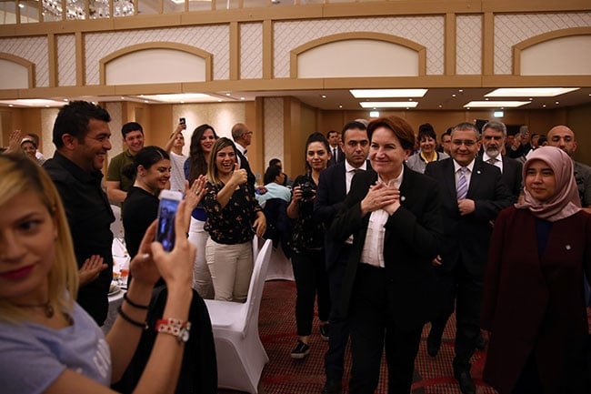 Akşener, engelli vatandaşlarla iftar yaptı 7