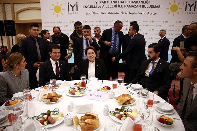 Akşener, engelli vatandaşlarla iftar yaptı 9