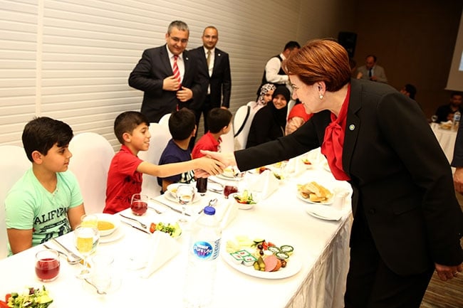 Akşener Filistinlilerle iftar yaptı 2