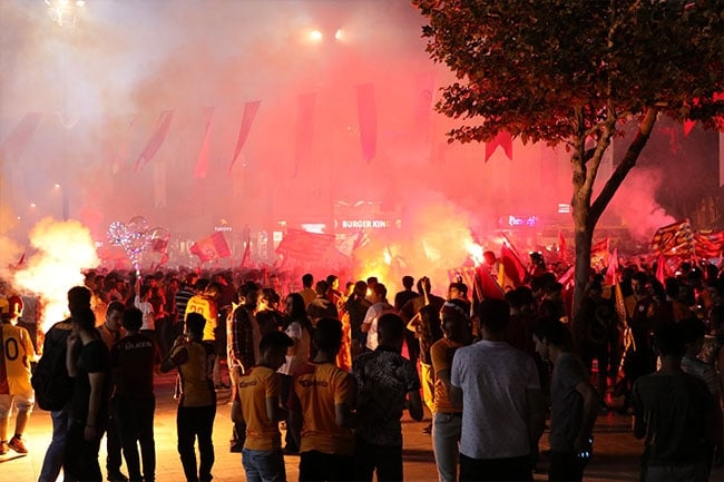 Galatasaraylılar şampiyonluğu böyle kutladı 12