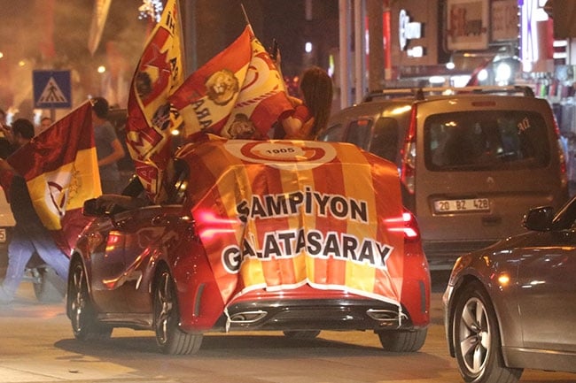 Galatasaraylılar şampiyonluğu böyle kutladı 14