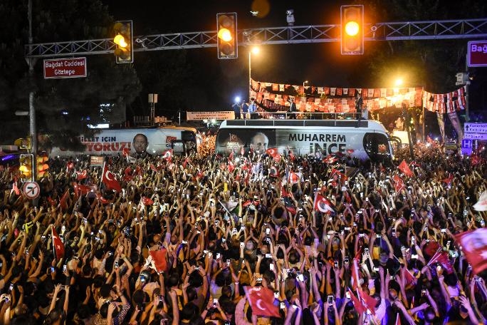 Muharrem İnce'den Kadıköy'de gece yürüyüşü 26