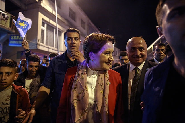 Bitlis Akşener'i bağrına bastı 2