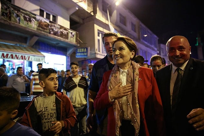 Bitlis Akşener'i bağrına bastı 3