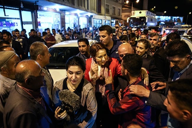 Bitlis Akşener'i bağrına bastı 5