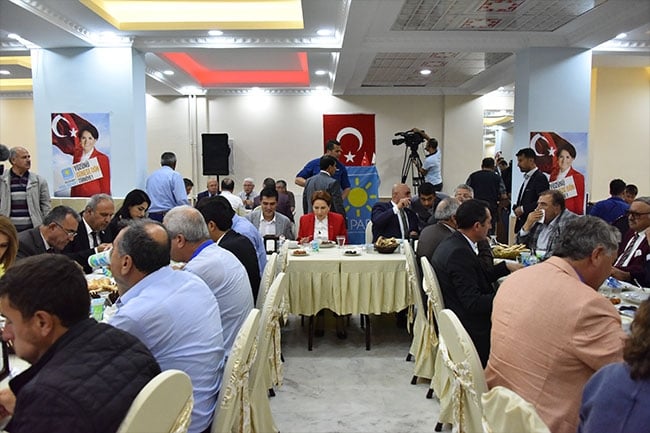 Bitlis Akşener'i bağrına bastı 7