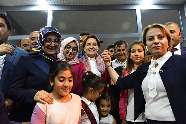 Bitlis Akşener'i bağrına bastı 8