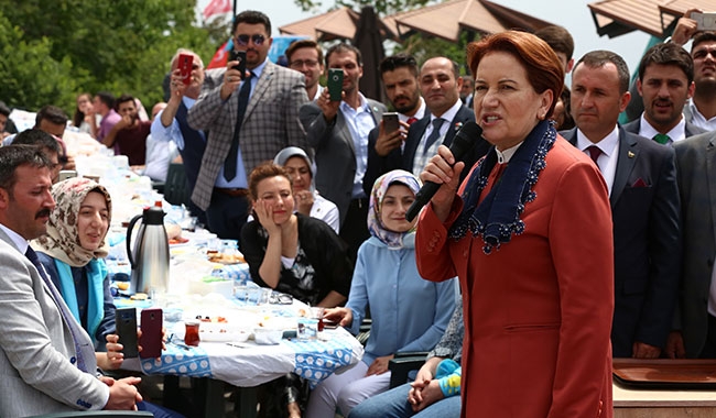 Akşener Ahlat'ta bayram sofrası kurdu 3