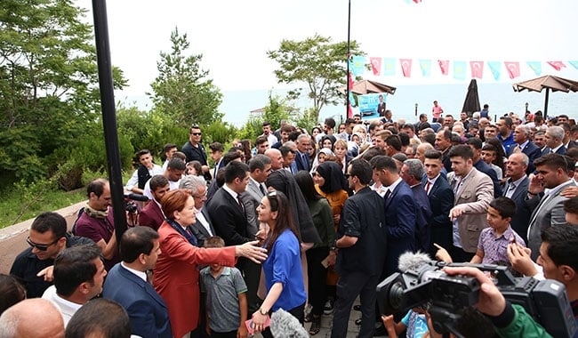 Akşener Ahlat'ta bayram sofrası kurdu 4