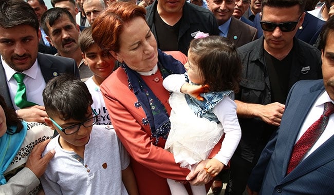 Akşener Ahlat'ta bayram sofrası kurdu 7