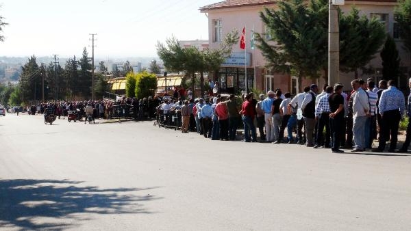 Kilis'te yüzlerce metrelik iş kuyruğu oluştu 1