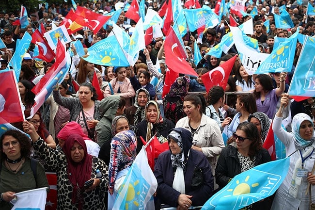 Akşener, "İnsanlar çalışa çalışa batıyor" 9