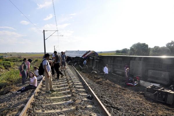 Çorlu'da tren vagonu devrildi! 10 ölü, 73 yaralı 12