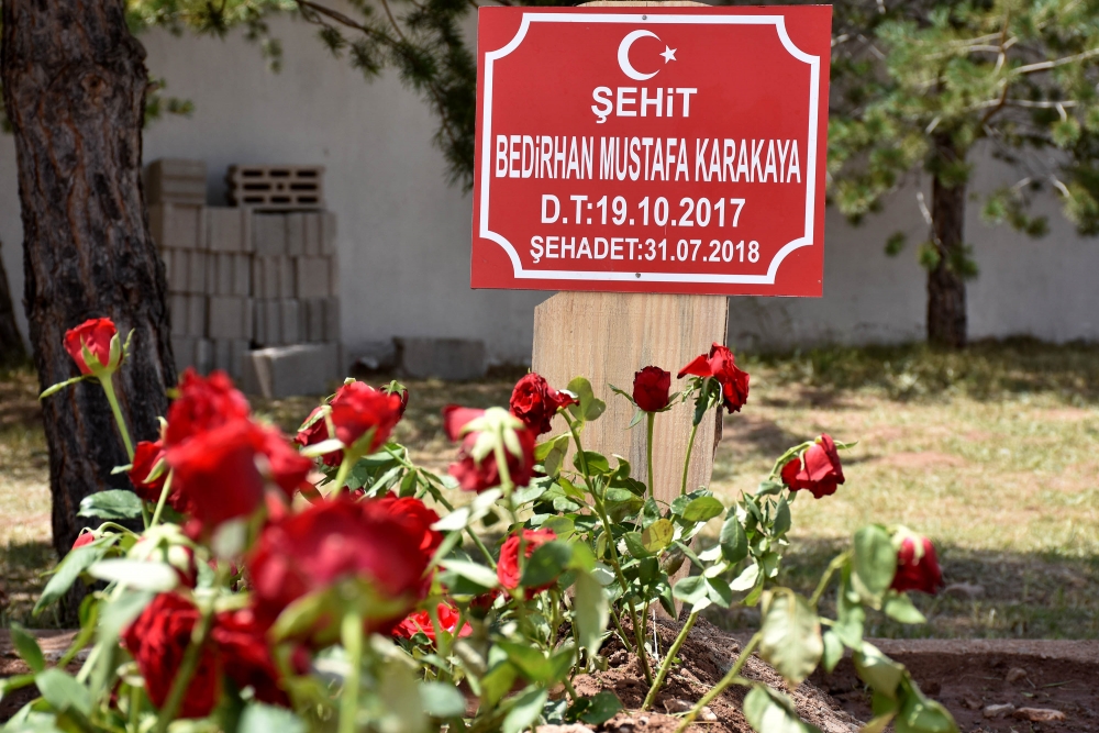 Şehit anne ve oğlunun mezarlarına ziyaretçi akını 1