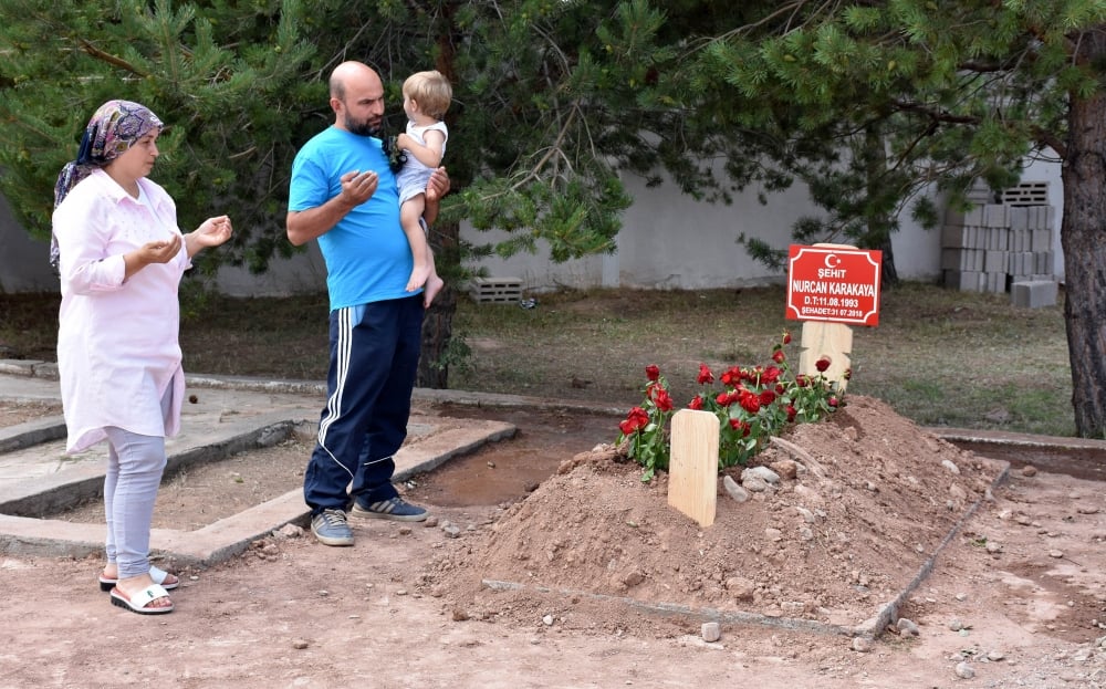 Şehit anne ve oğlunun mezarlarına ziyaretçi akını 2