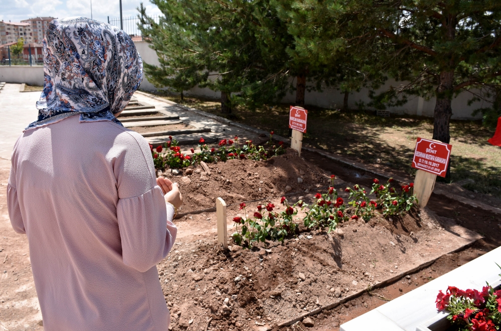 Şehit anne ve oğlunun mezarlarına ziyaretçi akını 3