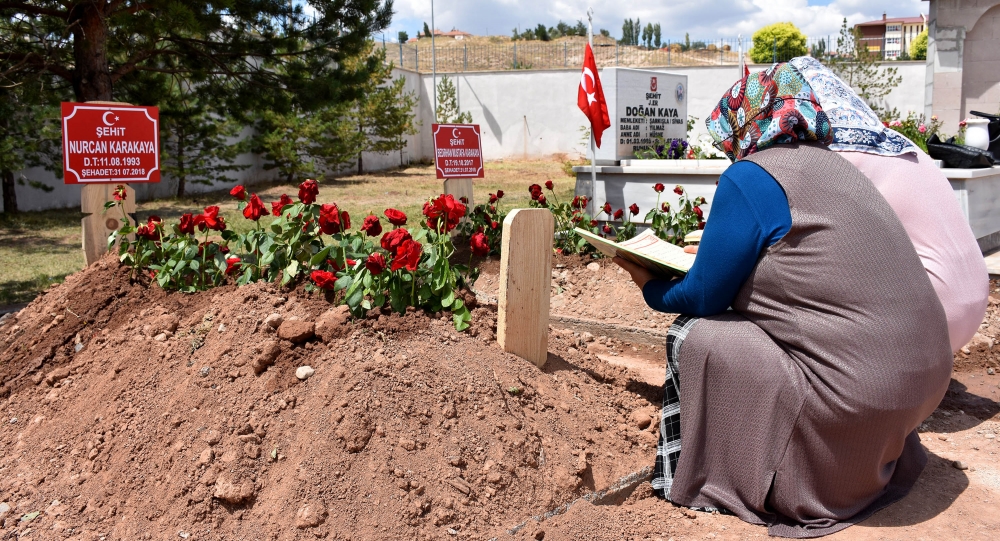 Şehit anne ve oğlunun mezarlarına ziyaretçi akını 6