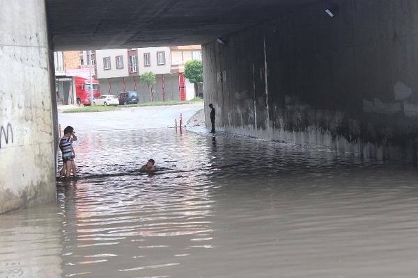 Samsun Çarşamba'da çocuklar çamurlu suda yüzdü 1