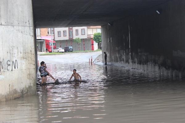 Samsun Çarşamba'da çocuklar çamurlu suda yüzdü 2