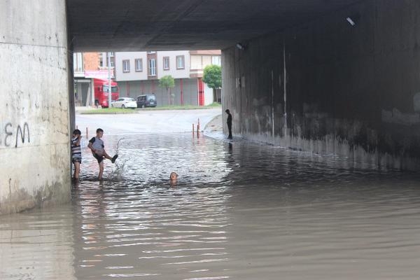 Samsun Çarşamba'da çocuklar çamurlu suda yüzdü 3