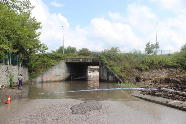 Samsun Çarşamba'da çocuklar çamurlu suda yüzdü 4