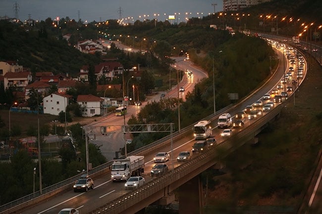 Tatilcilerin dönüş yolunda kuyruklar oluştu 10