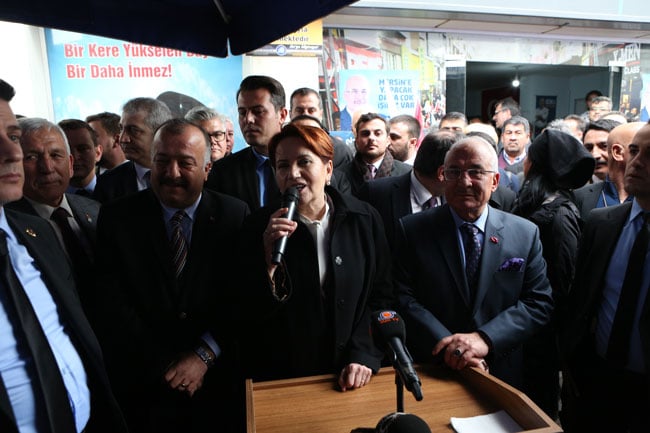 Akşener: "Koca koca adamlar dedikodu yaparak Türkiye'yi bitirdiler" 9