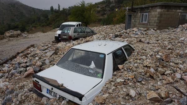 Adıyaman'da heyelan arabaları yuttu 3