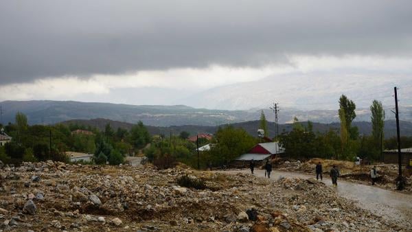 Adıyaman'da heyelan arabaları yuttu 6