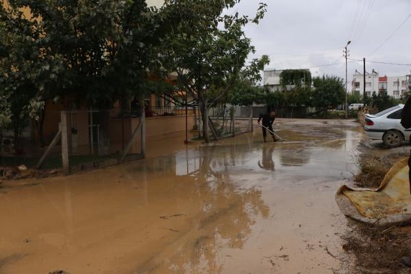 Adıyaman'da heyelan arabaları yuttu 8