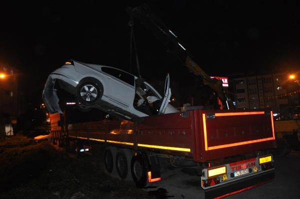 Bartın'da bir araç TIR'ın dorsesine düştü 1