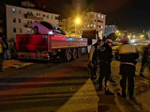 Bartın'da bir araç TIR'ın dorsesine düştü 11