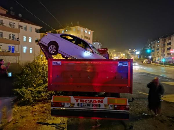 Bartın'da bir araç TIR'ın dorsesine düştü 12