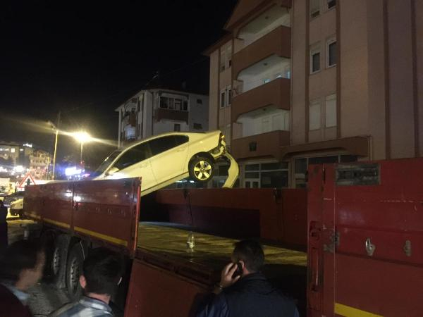 Bartın'da bir araç TIR'ın dorsesine düştü 6