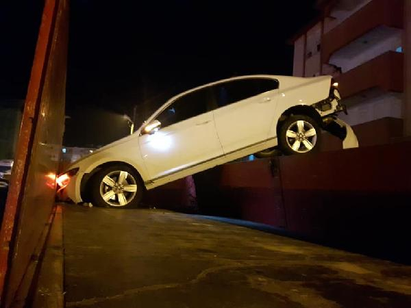 Bartın'da bir araç TIR'ın dorsesine düştü 9