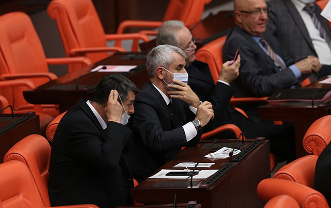 Lösemili çocuklar için Meclis'te maske taktılar 3