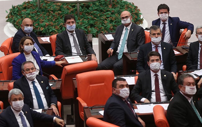 Lösemili çocuklar için Meclis'te maske taktılar 5