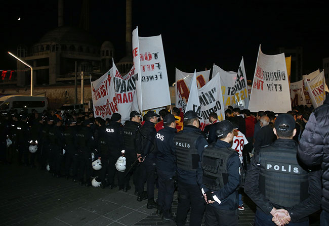 Galatasaraylı taraftarlardan TFF'ye protesto 1