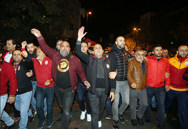 Galatasaraylı taraftarlardan TFF'ye protesto 4