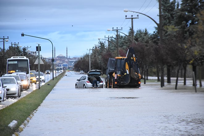 Edirne'de sağanak yağış caddeleri göle çevirdi 10