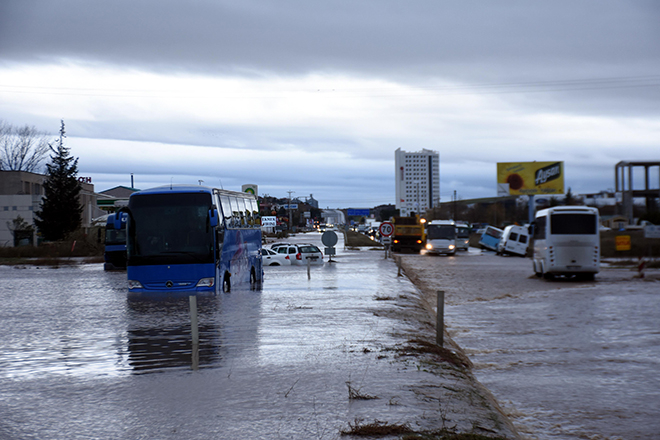 Edirne'de sağanak yağış caddeleri göle çevirdi 11