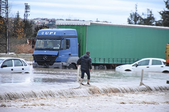 Edirne'de sağanak yağış caddeleri göle çevirdi 12