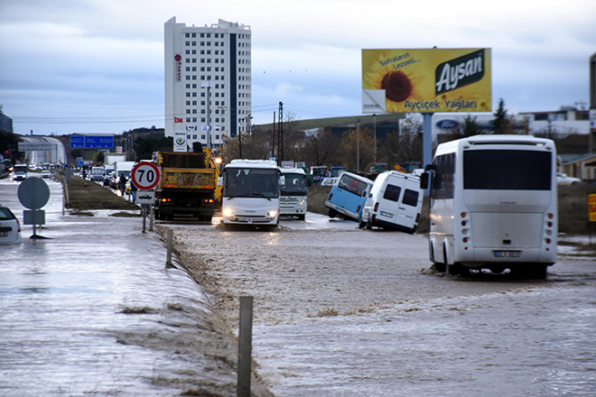 Edirne'de sağanak yağış caddeleri göle çevirdi 14