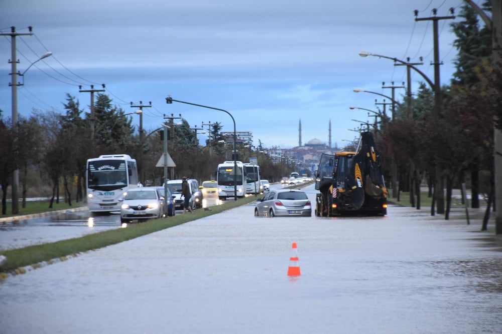 Edirne'de sağanak yağış caddeleri göle çevirdi 15