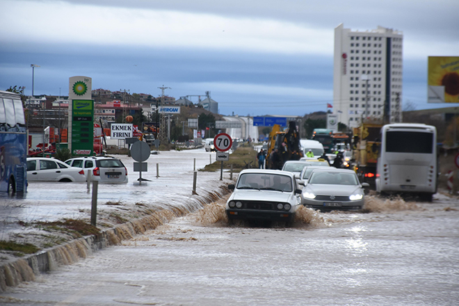 Edirne'de sağanak yağış caddeleri göle çevirdi 3