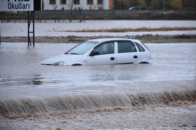 Edirne'de sağanak yağış caddeleri göle çevirdi 5